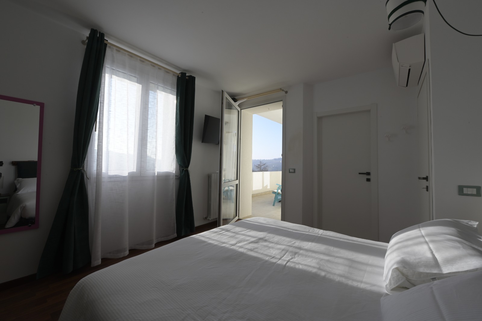 Camera matrimoniale con terrazzo panoramico e vista colline al B&B TerrazzaPonente, Monte San Pietro