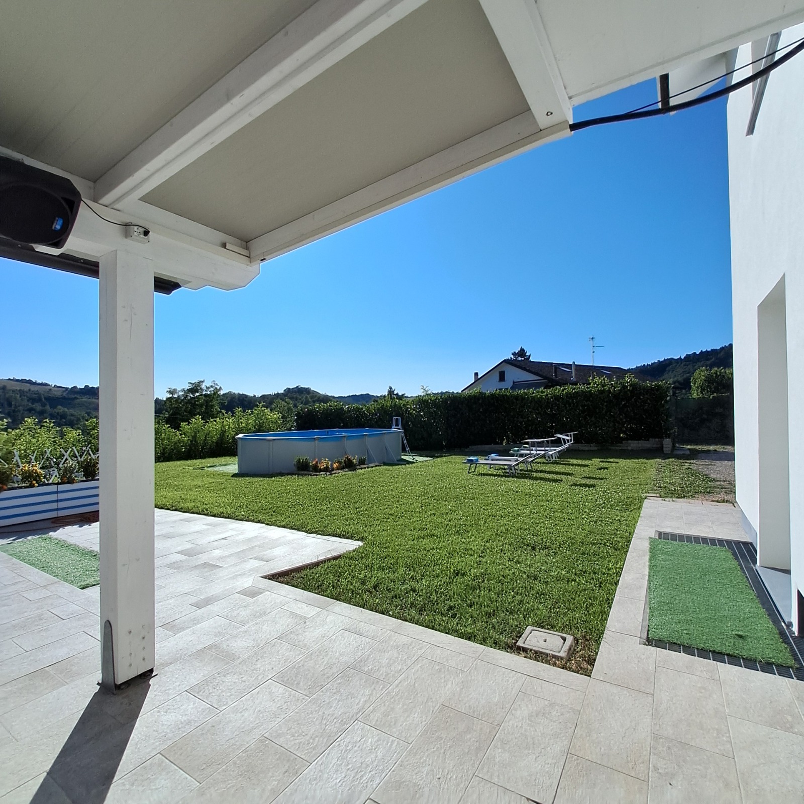 Casa indipendente con giardino, veranda e piscina del B&B TerrazzaPonente sulle colline bolognesi