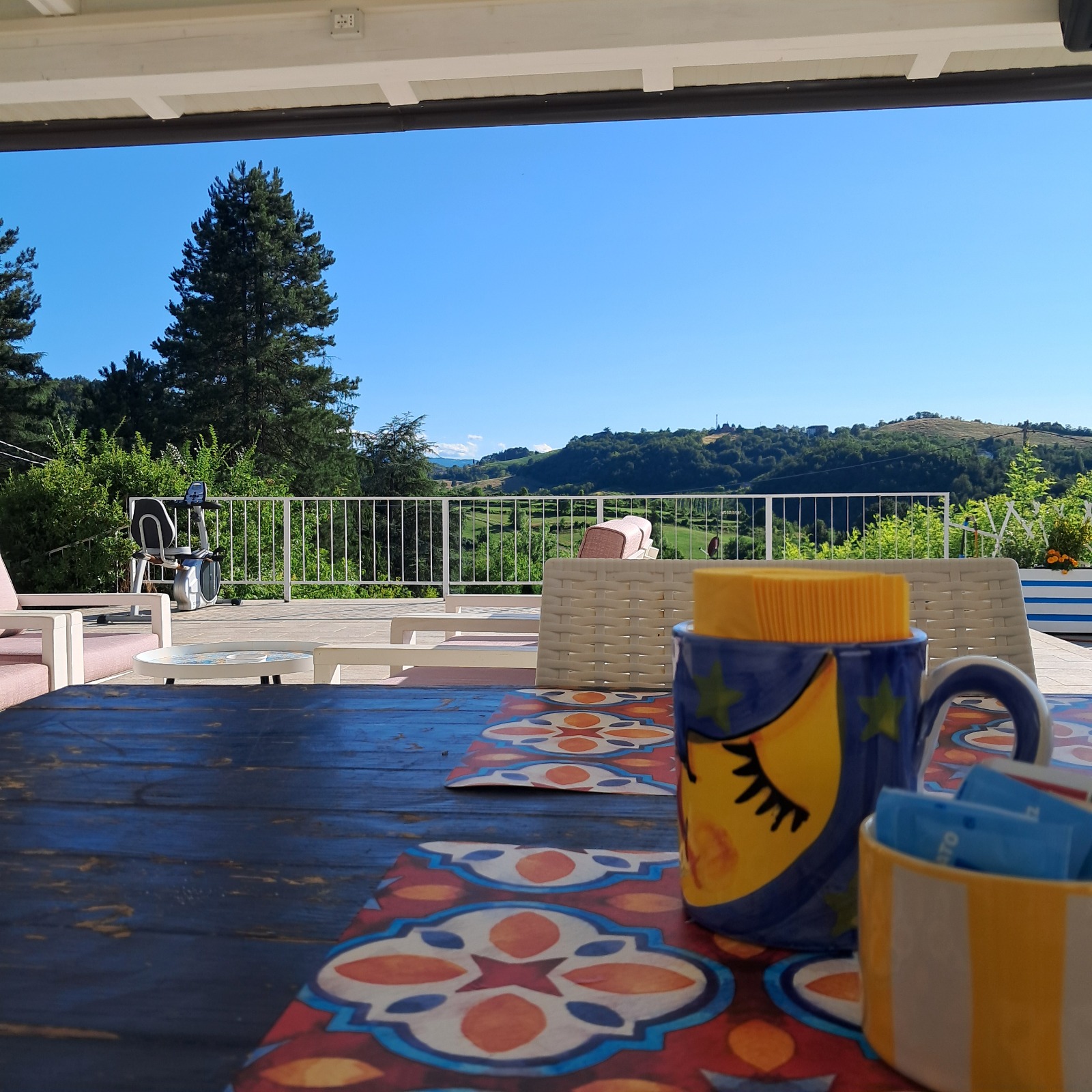 Colazione Italian Delicious servita in veranda con vista colline al B&B TerrazzaPonente