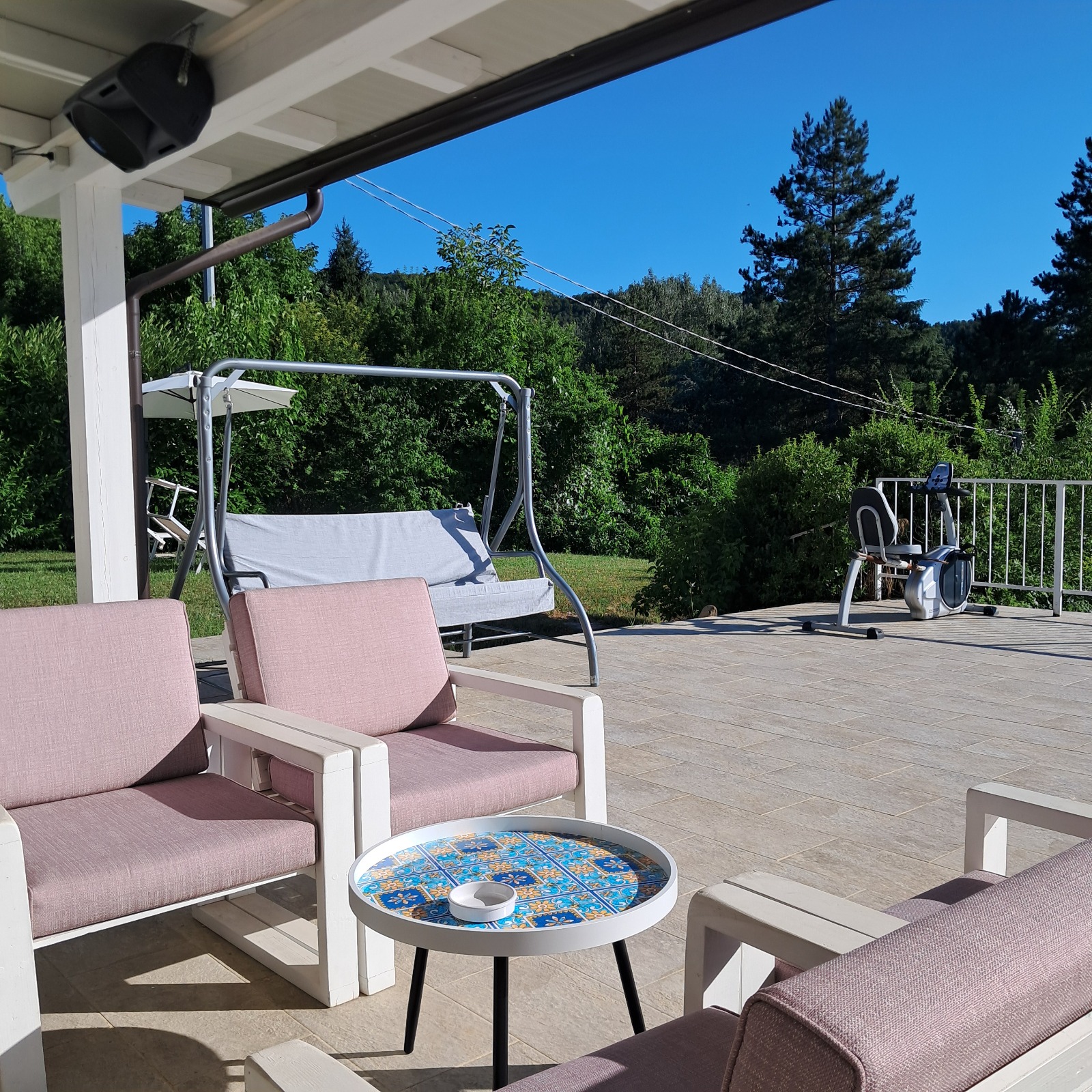 Veranda con salottino e dondolo per relax al B&B TerrazzaPonente