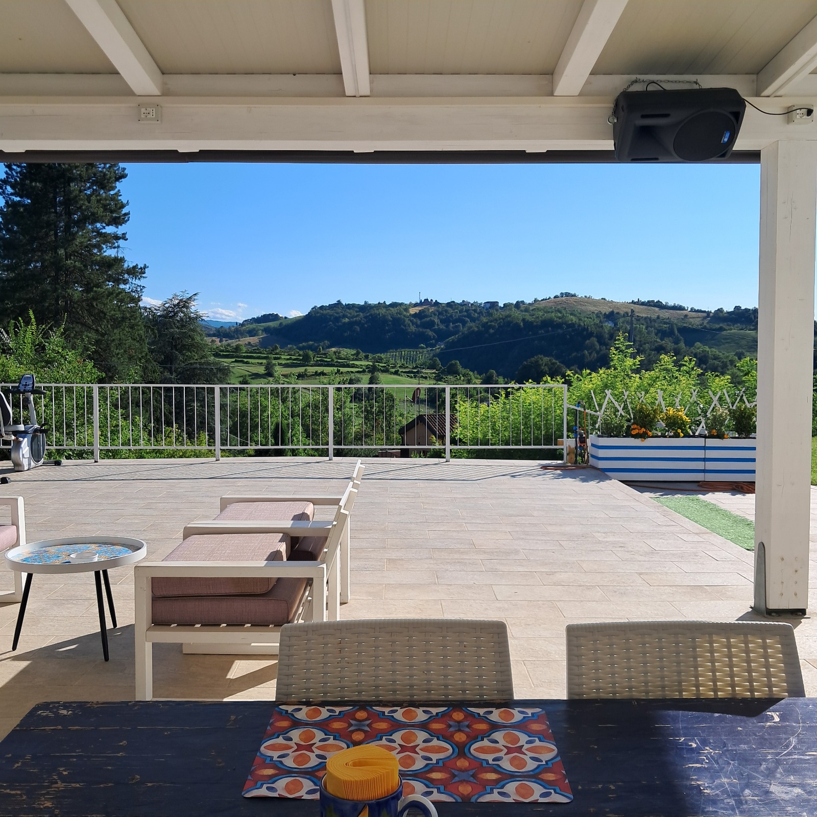 Vista panoramica sulle colline bolognesi dalla veranda di TerrazzaPonente B&B a Monte San Pietro